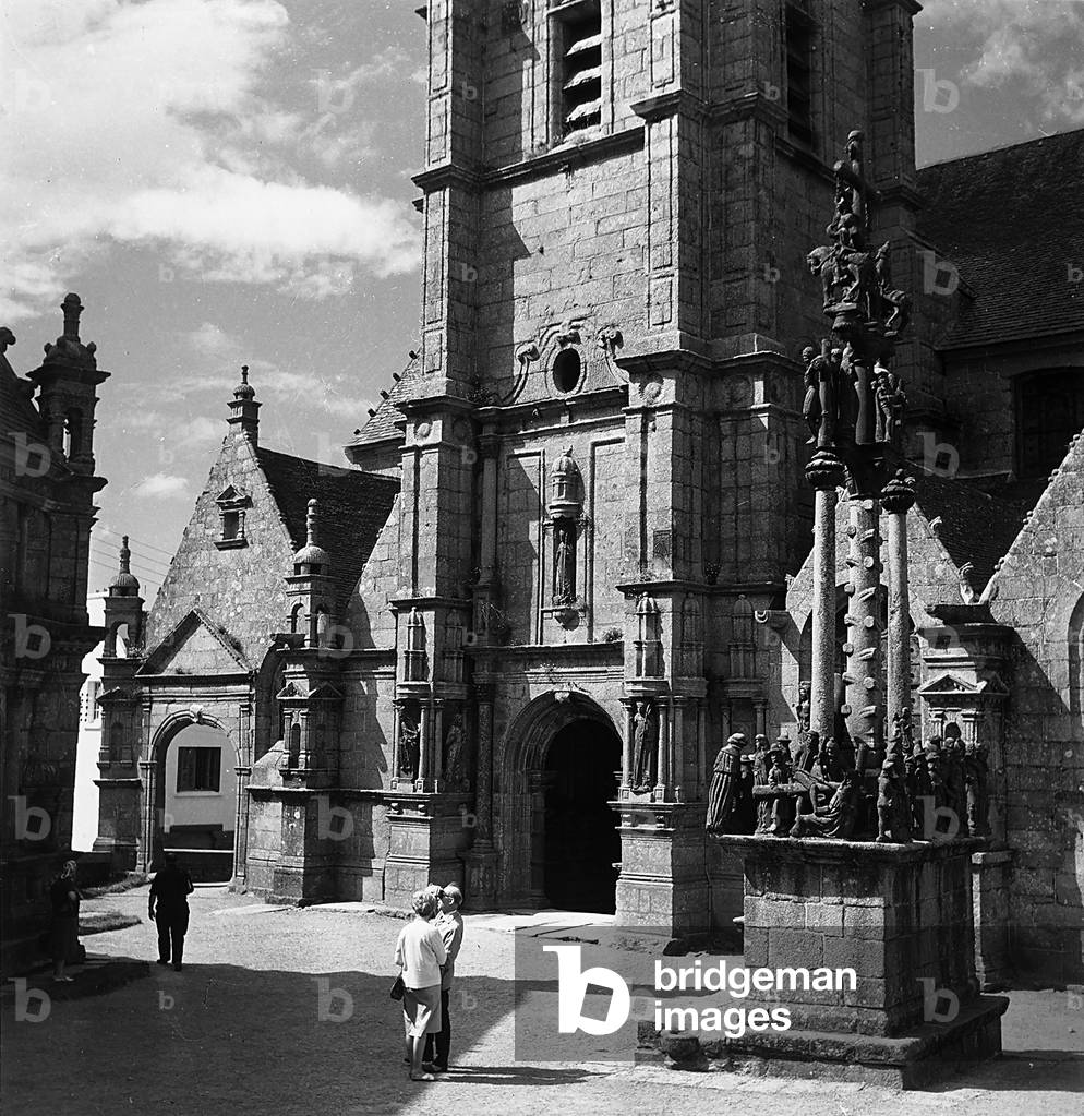 Side entrance to the church and the Calvary of Le Thegonnec