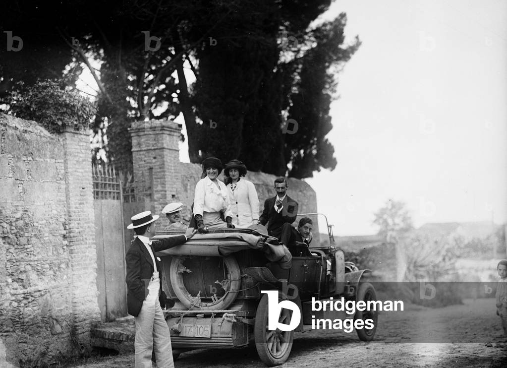 Group portrait in a car to Tyndareus