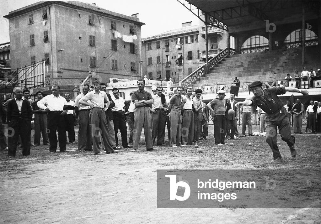 Fifth Centennial of the birth of Christopher Columbus - Colombiadi Sportive in Genoa: a player in the act of throwing a bocce ball during the Fourth International Bocce Tournament of San Pietro