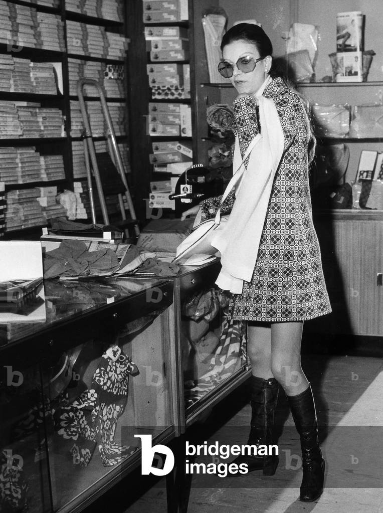 The singer Milva in a haberdasher's.