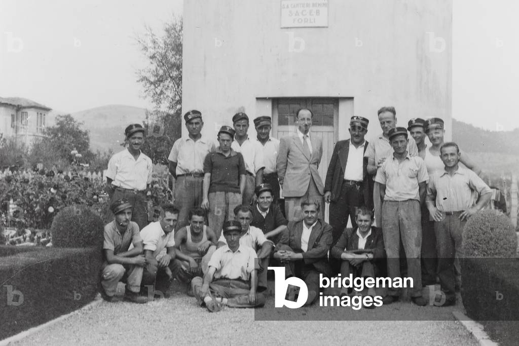 Reconstruction of the railway bridges over the Arno after the Second World War: the engineer Renzo Ferrini and his workers in a group photo (b/w photo)