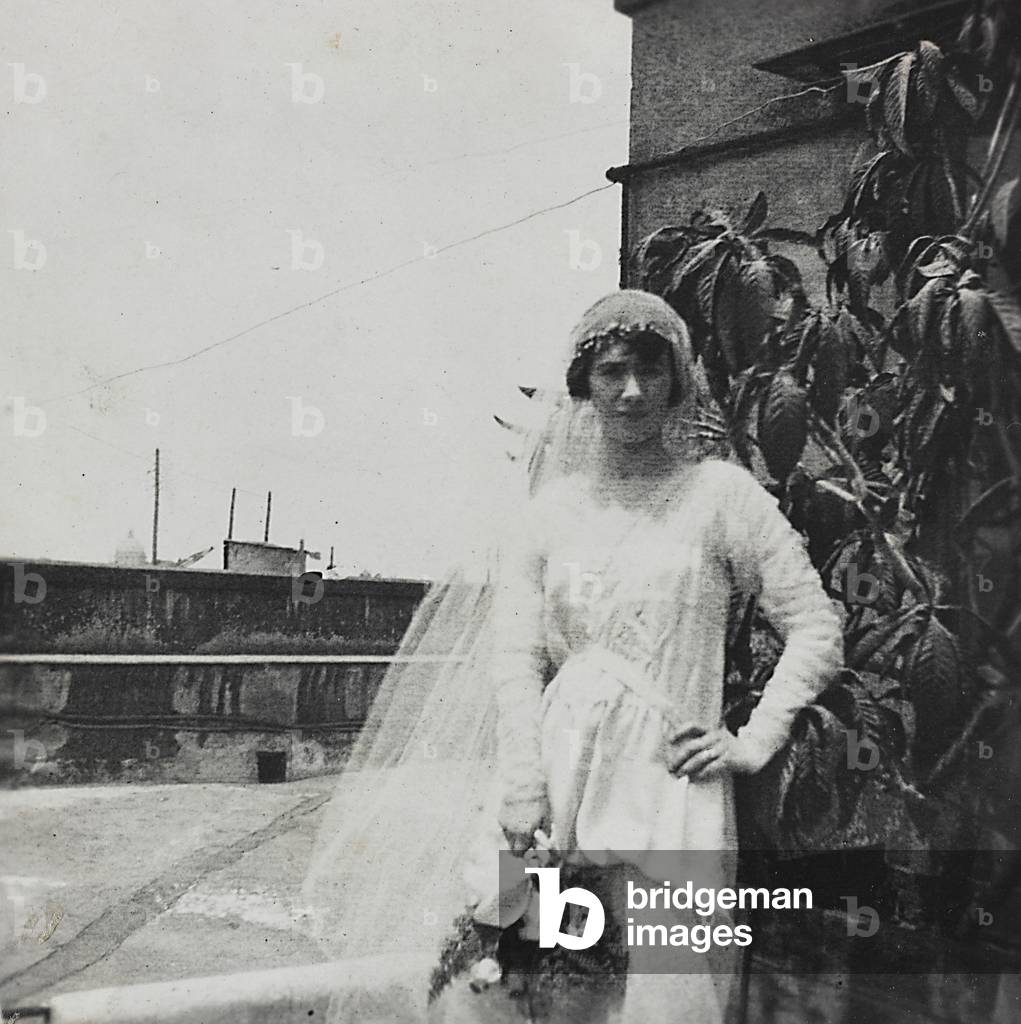 Portrait of a young bride; the support contains the indication 