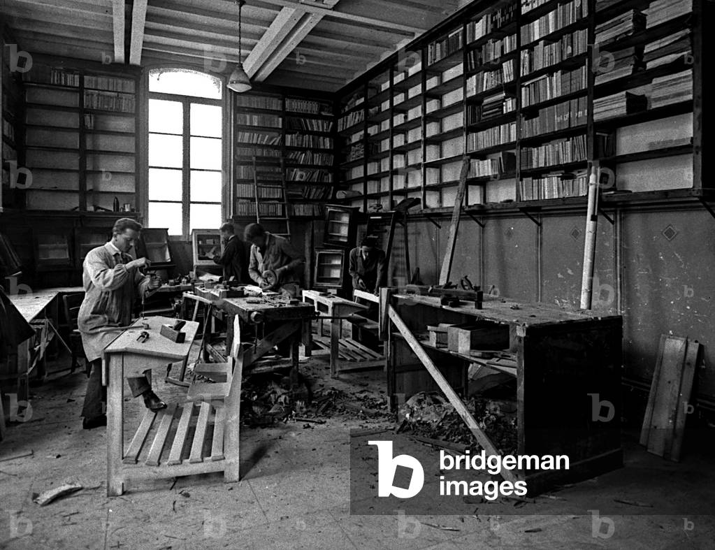 Carpenters at work in the Messaggerie premises, in Bologna