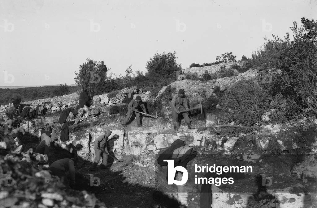 First World War: construction of a military work (b/w photo)