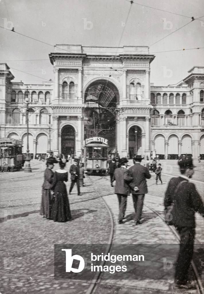 Tram in Piazza del Duomo in Milan. In the background, the Galleria Vittorio Emanuele II