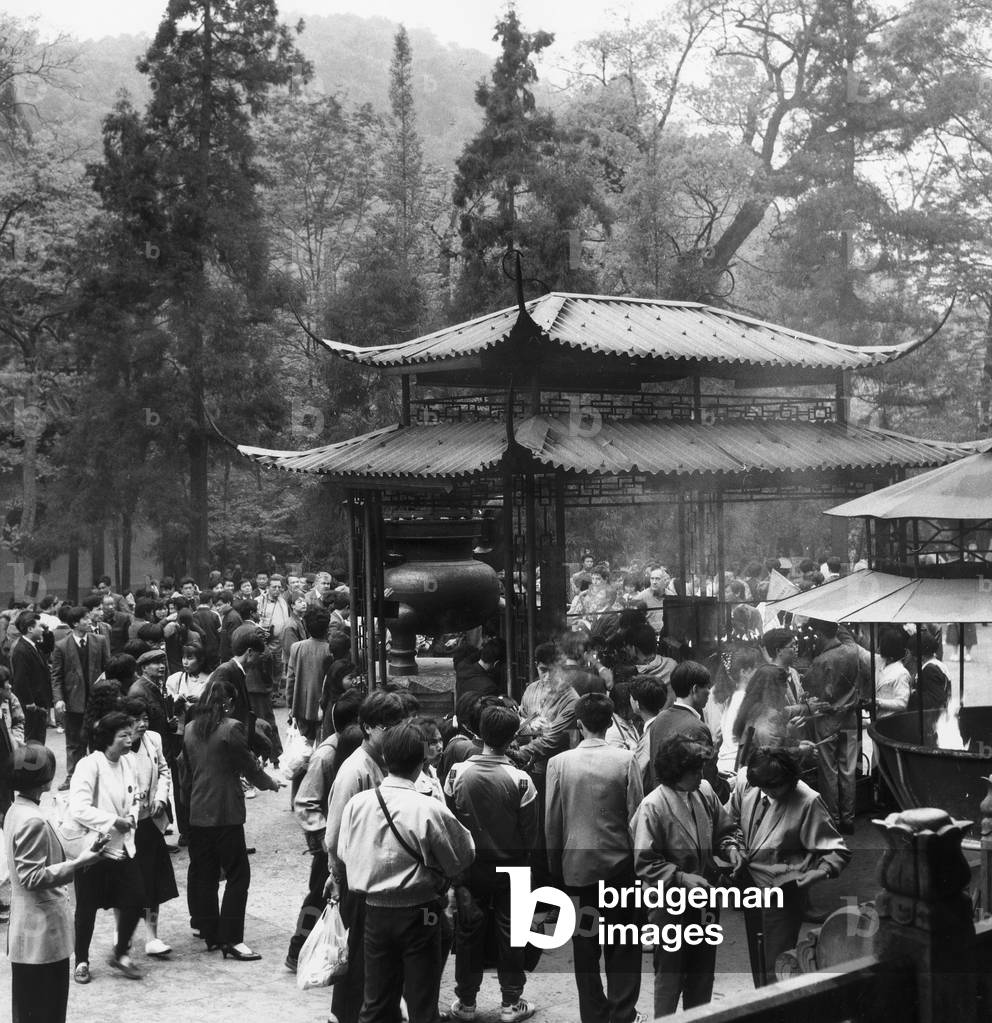 The temple of Fei lai feng crowded with tourists, Hangzou (b/w photo)