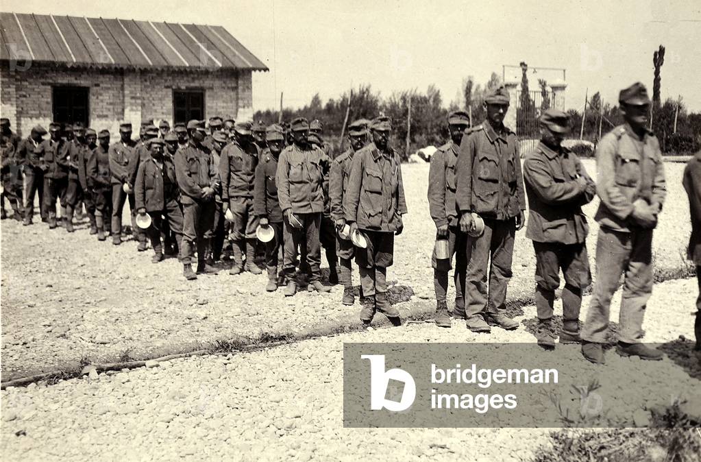 Austrian prisoners in Bagnaria Arsa, Udine, Italy during World War I, 02/04/1916 (b/w photo)