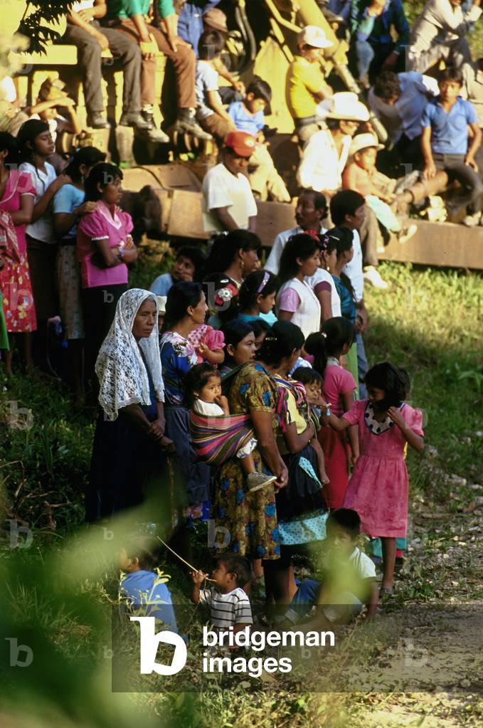 Mexico. Guadalupe Tepeyac, Zapatista war of 1994. A crowd watching the liberation of Castellanos, former governor of the Chiapas, by the Zapatista movement