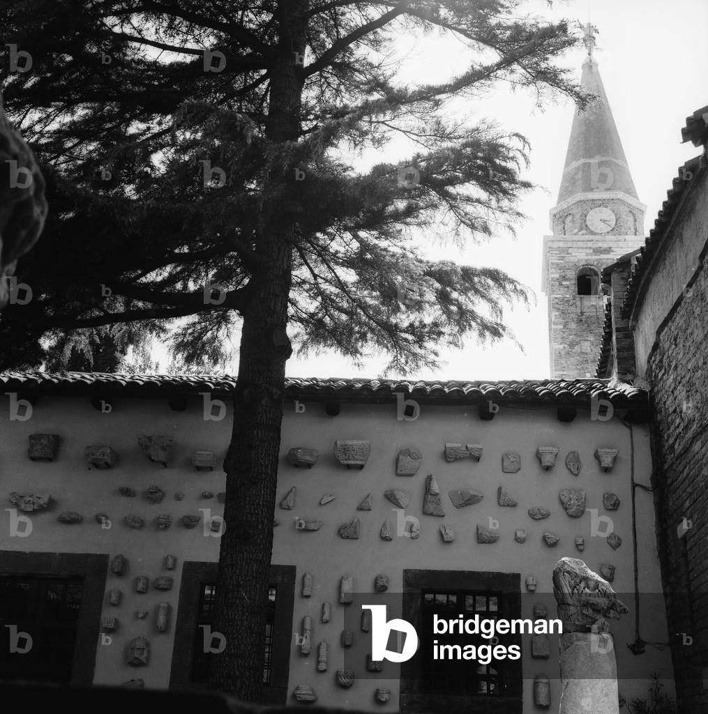 Inner courtyard of a building in Grado (b/w photo)