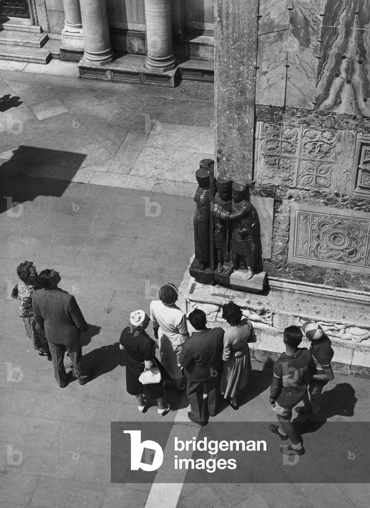 tourism, some tourists watching the robbers, Ducal Palace in Venice, 1955
