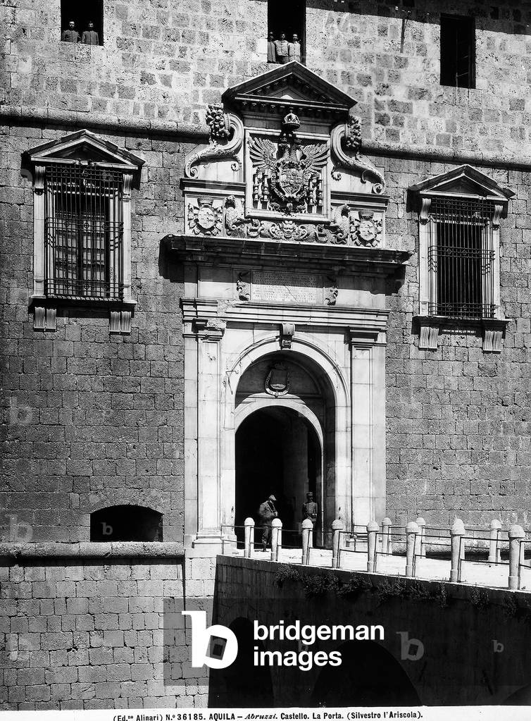 Portal decorated with pediment with the coat of arms of Charles V and two large cornucopias, work by Salvato Salvati and Pietro di Stefano, at the castle in L'Aquila
