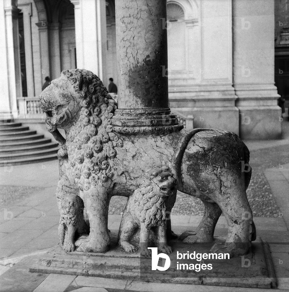 Lion stiloforo, door the Red Lions, detail, Giovanni da Campione, the Santa Maria Maggiore Basilica, Bergamo