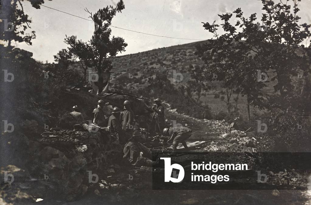 First World War: Group of soldiers in a medical plateau of the Carso (b/w photo)