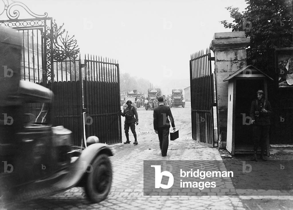 A reservist arriving at the Ecole Militaire (b/w photo)