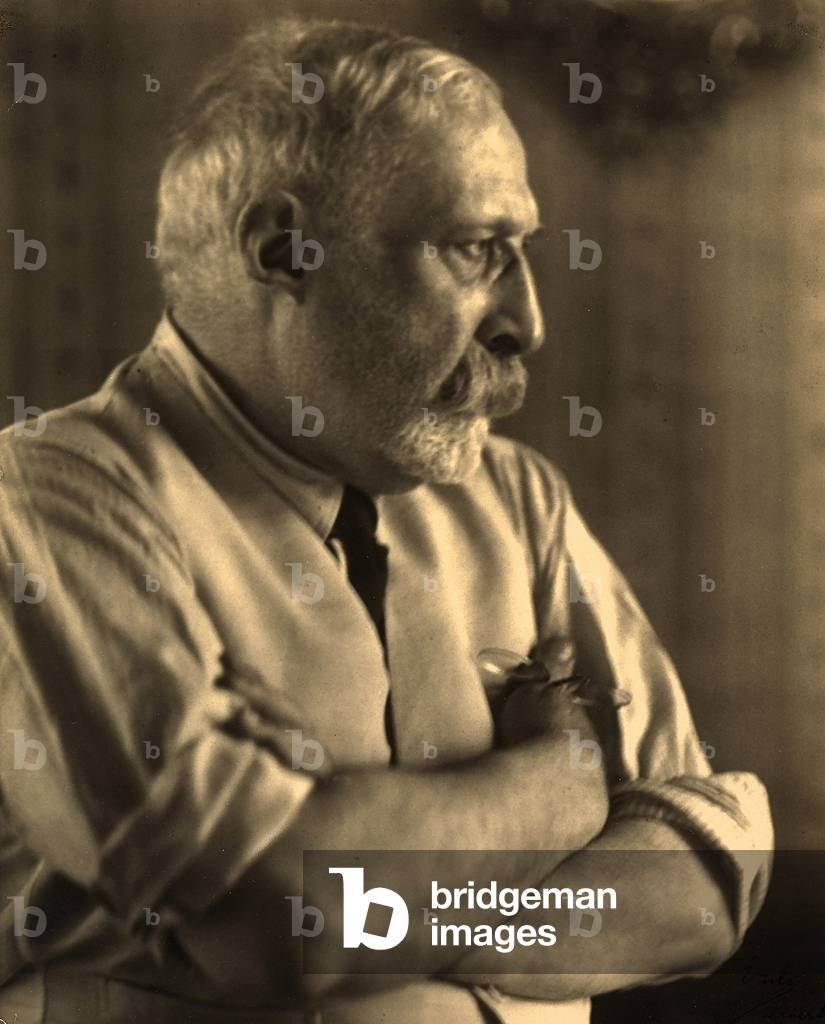 Profile portrait of the painter, Arturo Rietti with his arms folded (b/w photo)