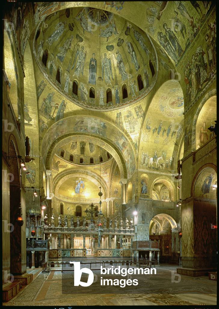 View of the central nave towards the east apse (photo)