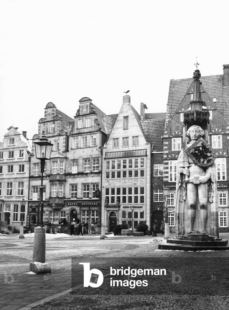 Markt Square (Marktplatz) with the statue of Roland in the historic center of Bremen (b/w photo)