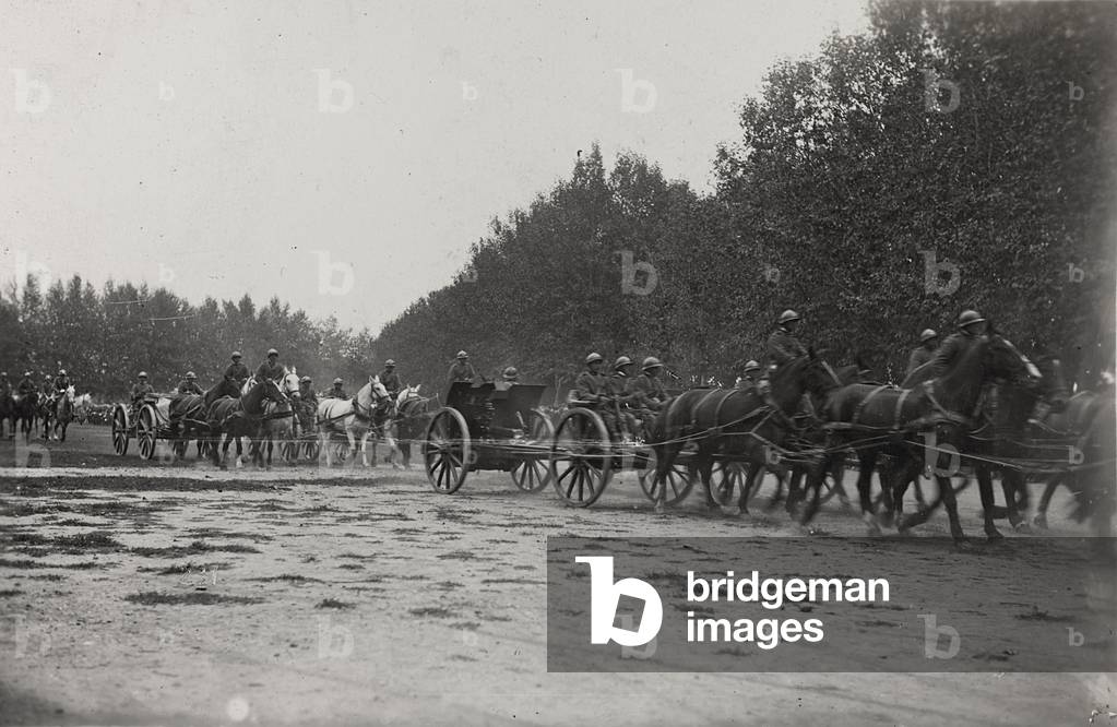 First World War: artillery military parade (b/w photo)