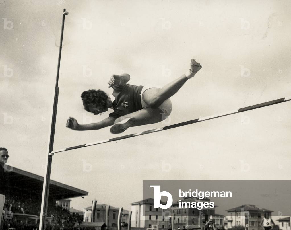 The athlete Gina Spaggiari portrayed during the high jump competition held in Parma in 1940