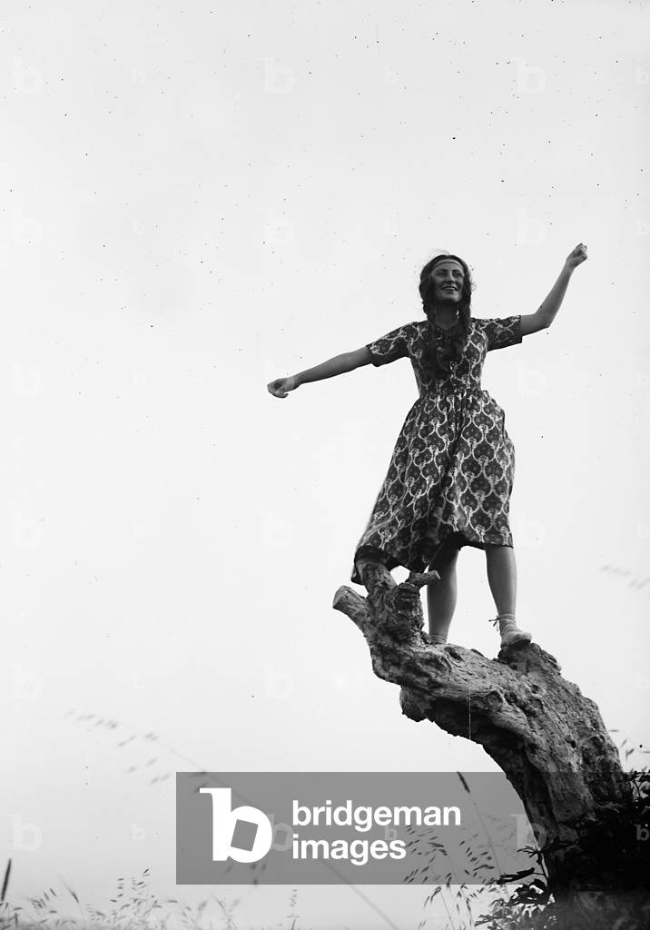 Portrait of a woman on the trunk of a tree, 1923