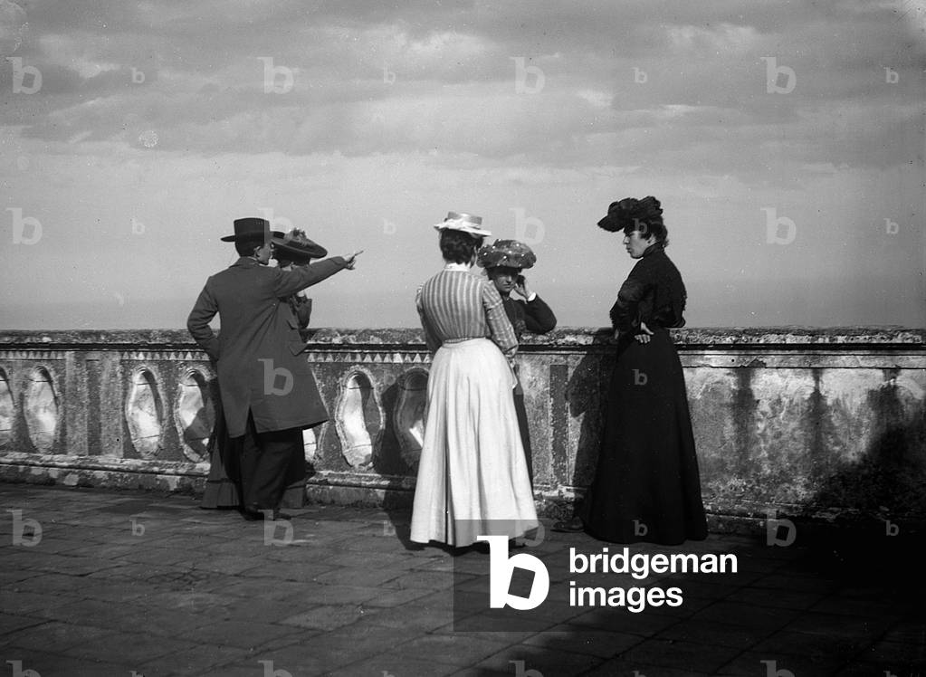 Grupppo of people who admire the view from a lookout