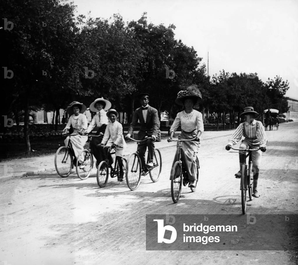 Group of people on bicycles along Viale delle Cascine, Florence, c.1904 (gelatin silver print)