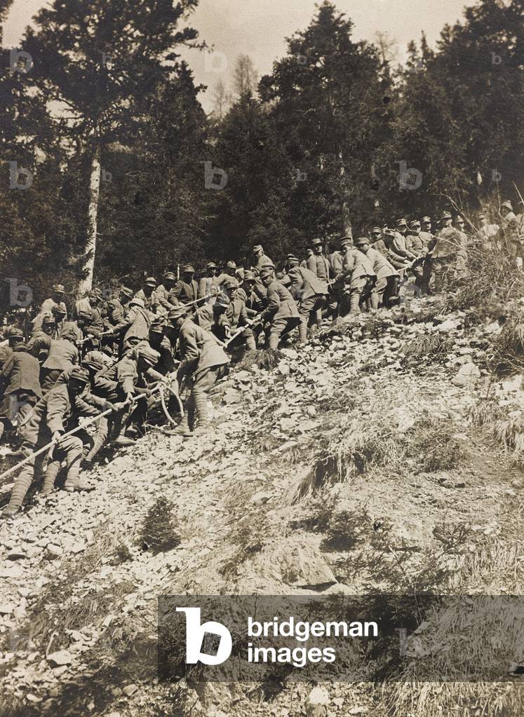 World War I: Italian soldiers to pull a gun (b/w photo)