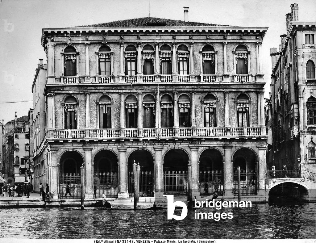 Façade of Palazzo Dolfin Manin built by Jacopo Sansovino. Now it is an office for the Bank of Italy.