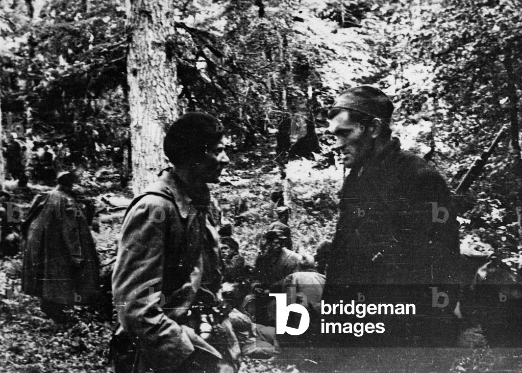 Major Stewart with a partisan detachment, photographed shortly before his death in the Battle of Sutjeska, 06/1943 (b/w photo)