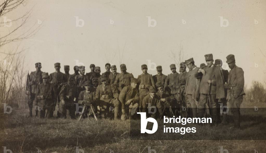Album of the First World War in Friuli-Venezia Giulia: group portrait of the soldiers of the Infantry 112.mo with two machine guns near the River Tower, 11/1915 (b/w photo)