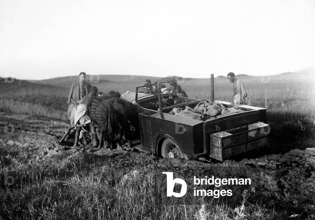 Car accident near Barbati in Tanzania, 1920-1940 (print on double-weight paper)