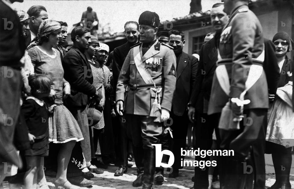 Album showing the visit made by S.E. Benito Mussolini to the Padule farm in Bagno a Ripoli, property of Prince Senator Piero Ginori Conti: Il Duce talking with the families living in the area, 17/06/1930 (b/w photo)