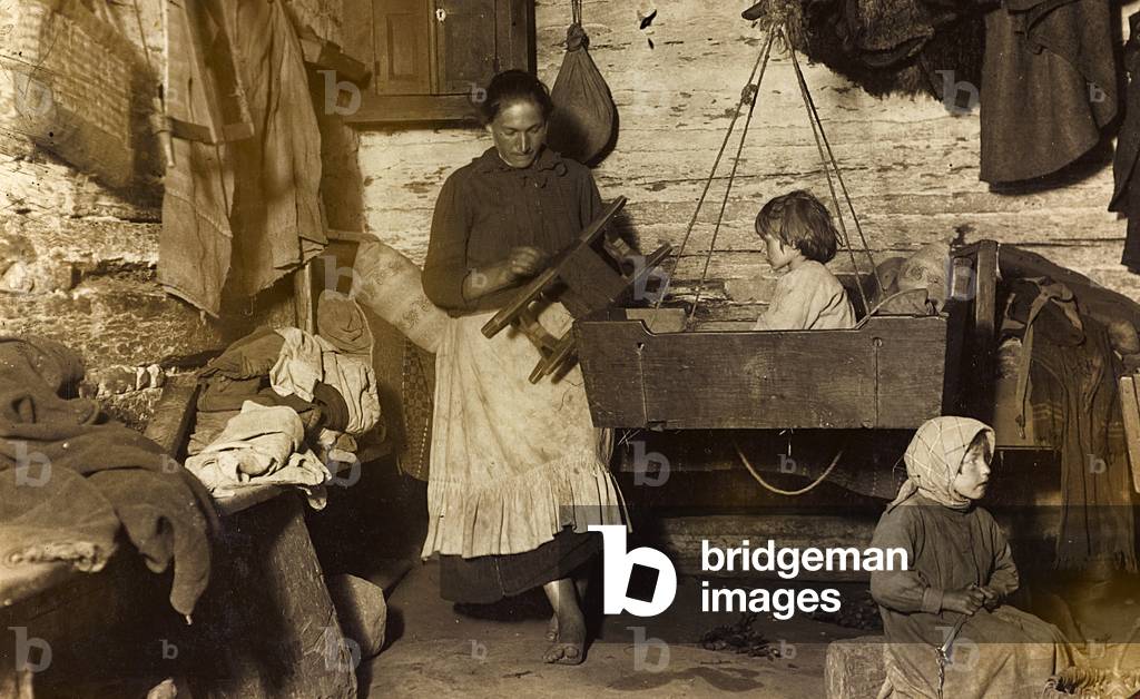 First World War: the 'Ukraine in the years 1914-1916 during the invasion of the German army. Family inside a house (b/w photo)