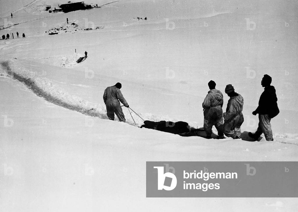 Transfer of wounded on Adamello during World War I (b/w photo)