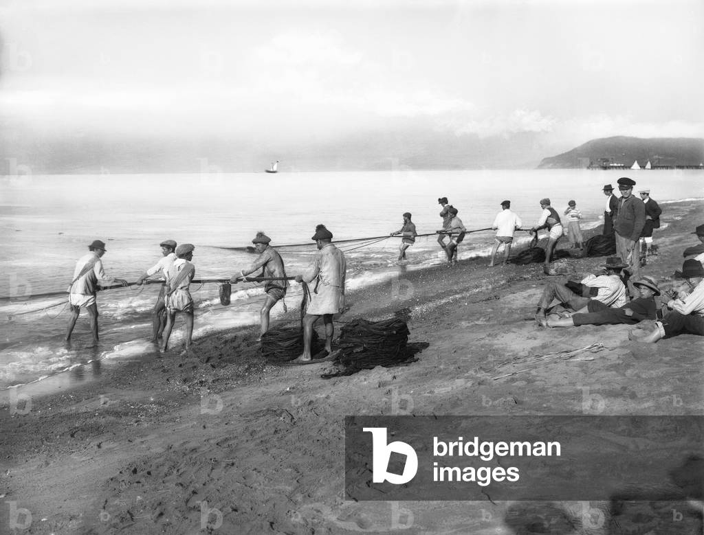Trawling along the shore at Marina di Carrara