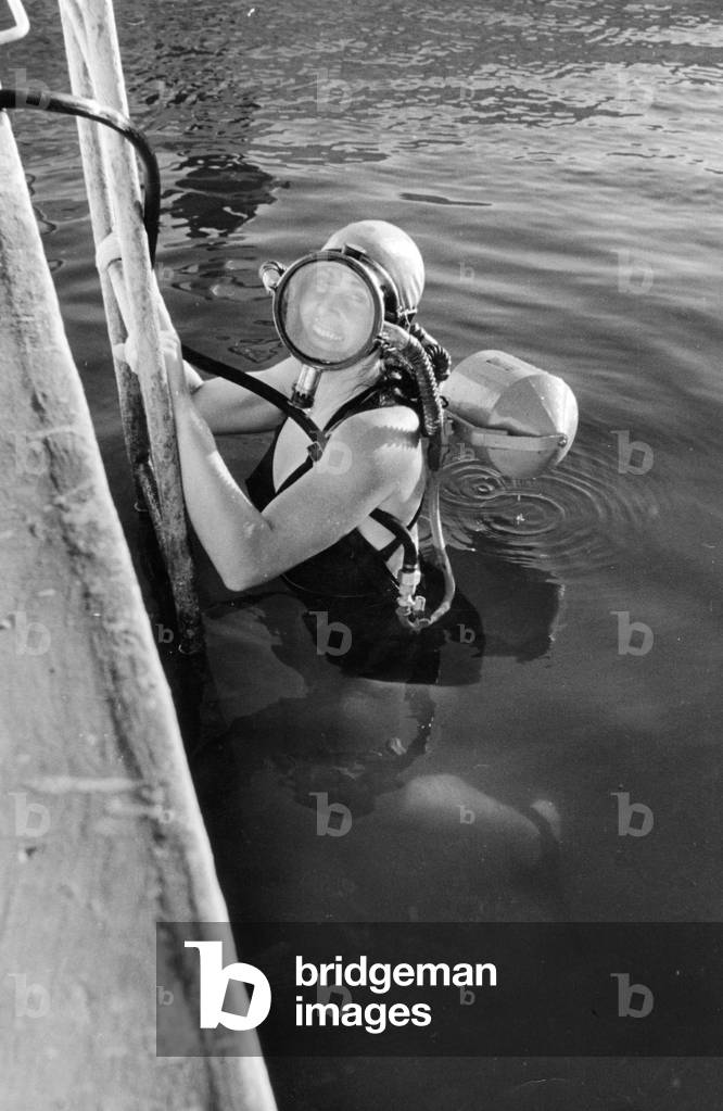 sports, underwater breathing apparatus with slip surfaced, 1952