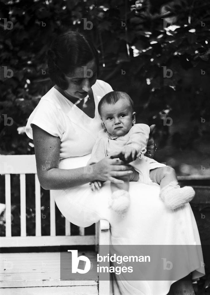 Portrait of a woman with a child, 1932 (b/w photo)