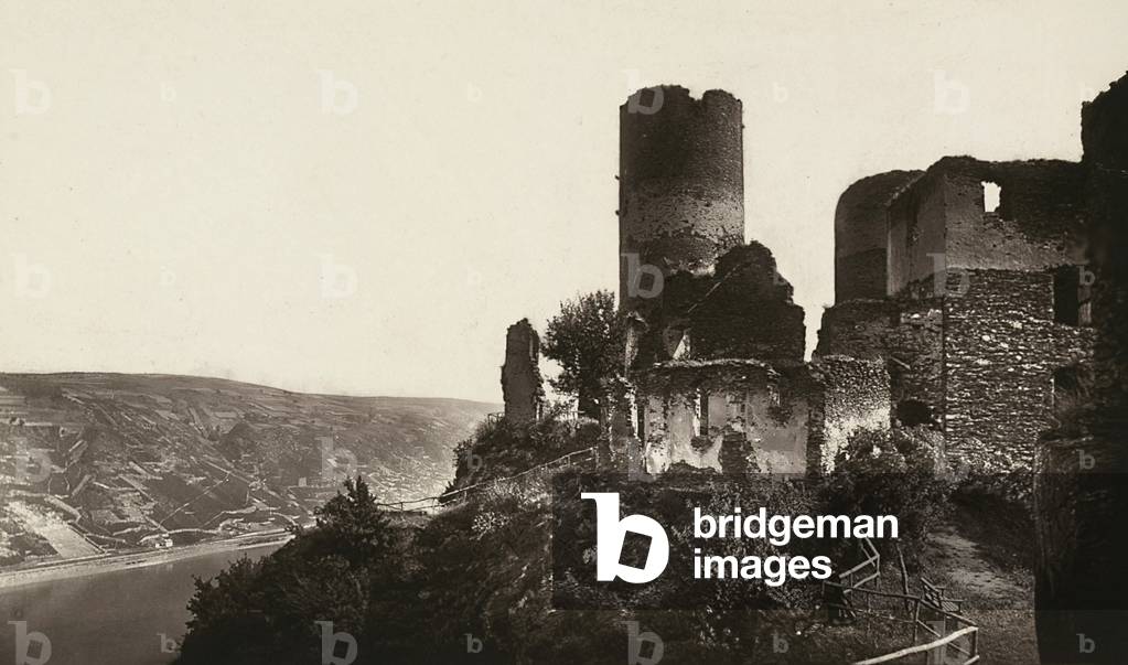 The ruins of the Schönburg fortress before its reconstruction