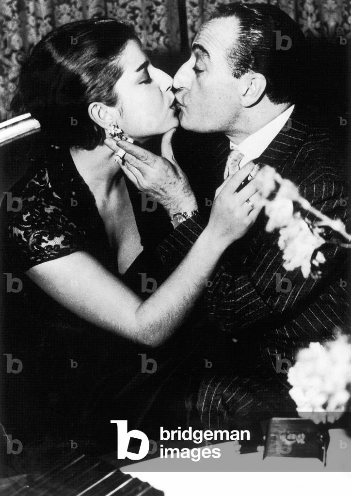 Totò kissing his wife Franca Faldini.