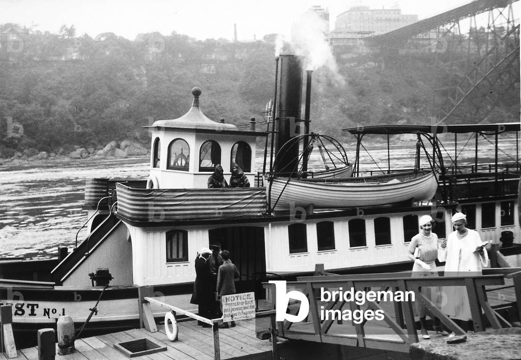 Tourists on the steamer Maid of the Mist in Niagara