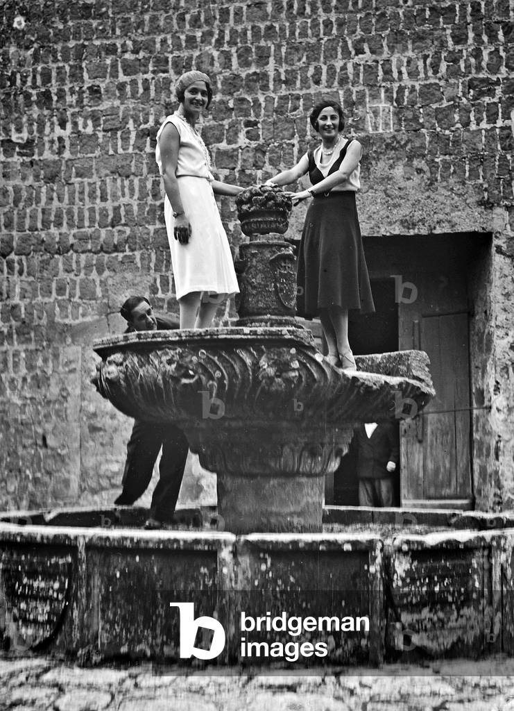 Group Portrait, around a fountain, Viterbo