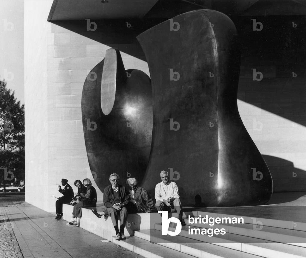 The Henry Moore sculpture at the entrance of the National Gallery of Art in Washington DC, 1991 (b/w photo)