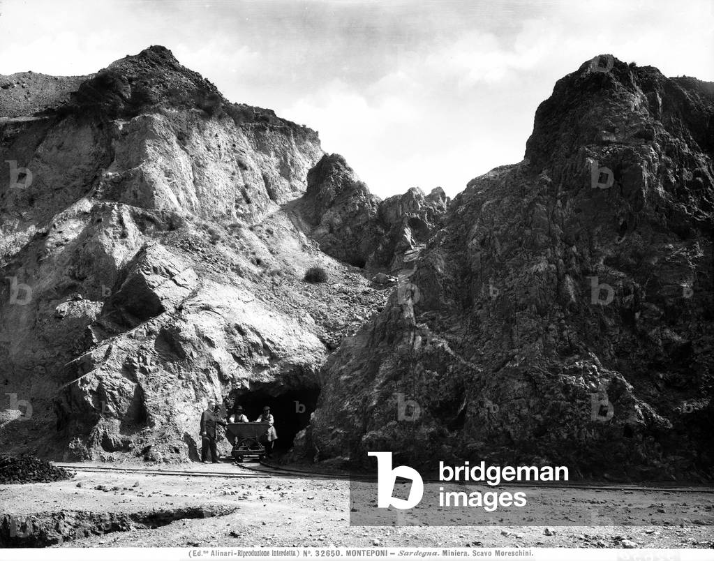 Miners at the entrance of the Monteponi mine in Sardinia (Scavo Moreschini)