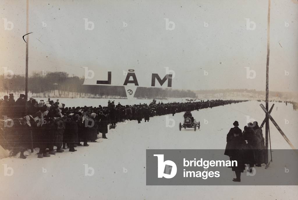 Stockholm Winter Games, people watching a car race