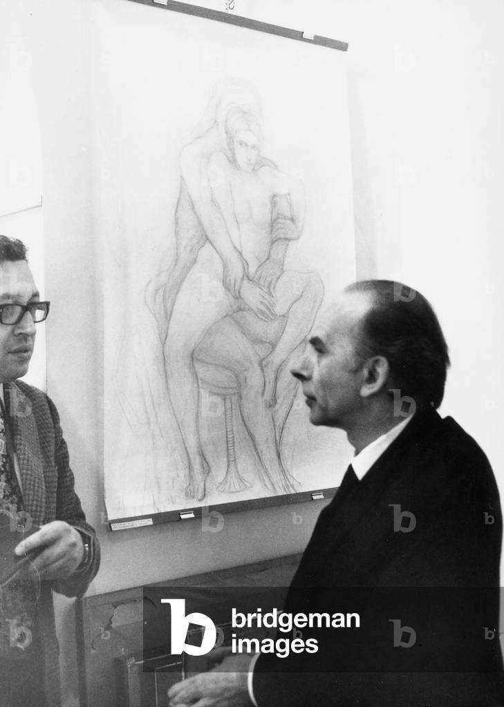 The painter Balthus photographed in front of a drawing depicting two nudes by Pierre
Klossowski while talking to the journalist Valerio Riva.