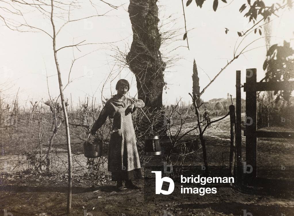 Album of the First World War in Friuli-Venezia Giulia: portrait of a peasant of San Lorenzo Isontino, 01-03/1916 (b/w photo)