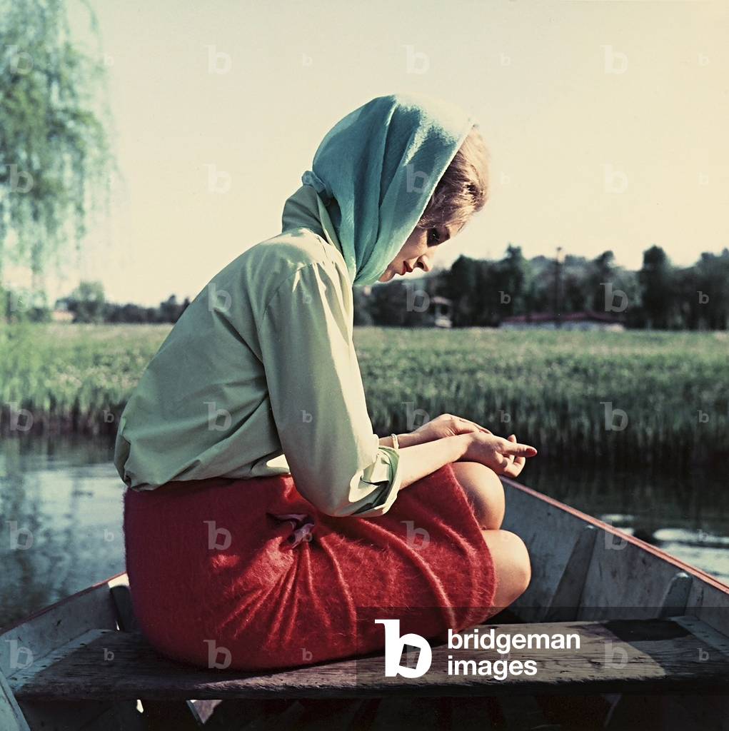 Young woman sitting on a boat (photo)