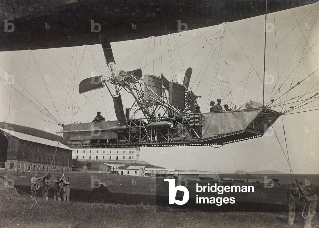 First World War: Italian Army airship ready for takeoff, detail (b/w photo)