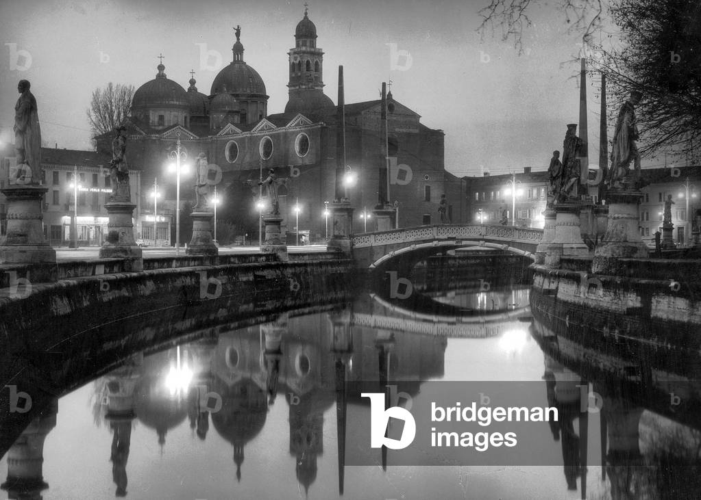 Night view of the Basilica of S. Giustina, Prato della Valle, in Padua