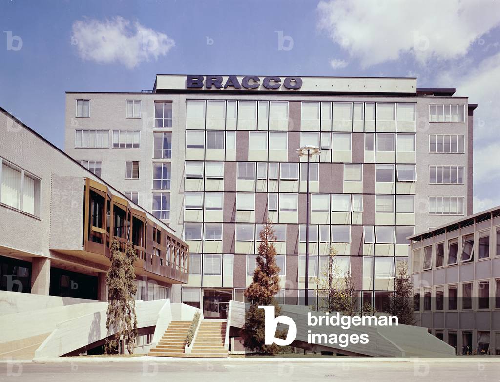Outside the factory with Bracco fixtures produced by the firm Curtisa of Bologna, 1960-1965 (photo)